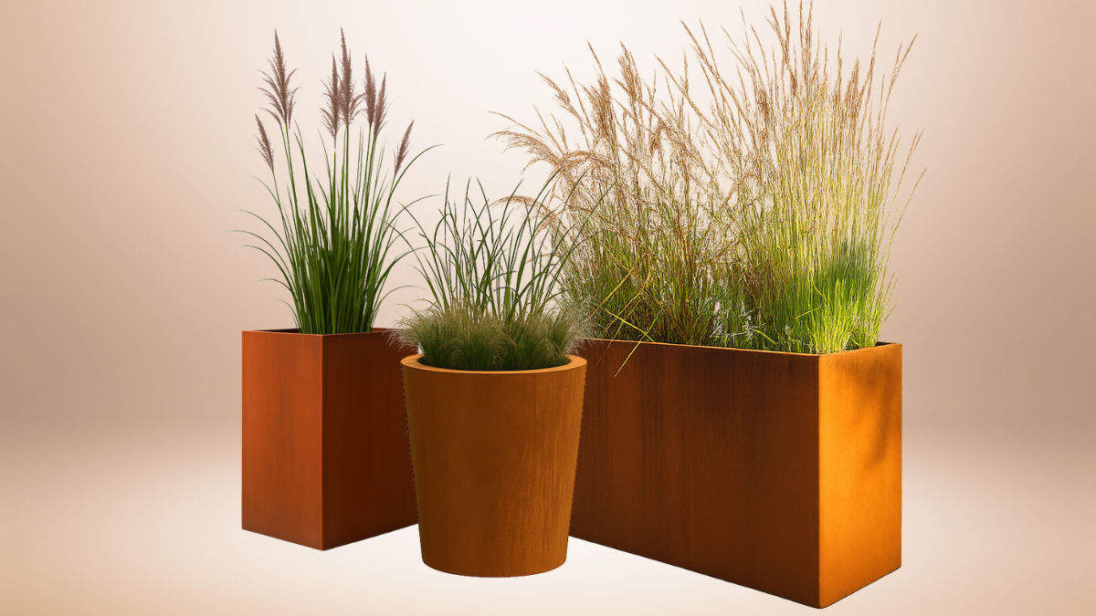 Moderne Cortenstahl Pflanzkübel in verschiedenen Formen, bepflanzt mit Ziergräsern – hochwertige Gartenkübel aus Edelrost-Optik für stilvolle Gartengestaltung.