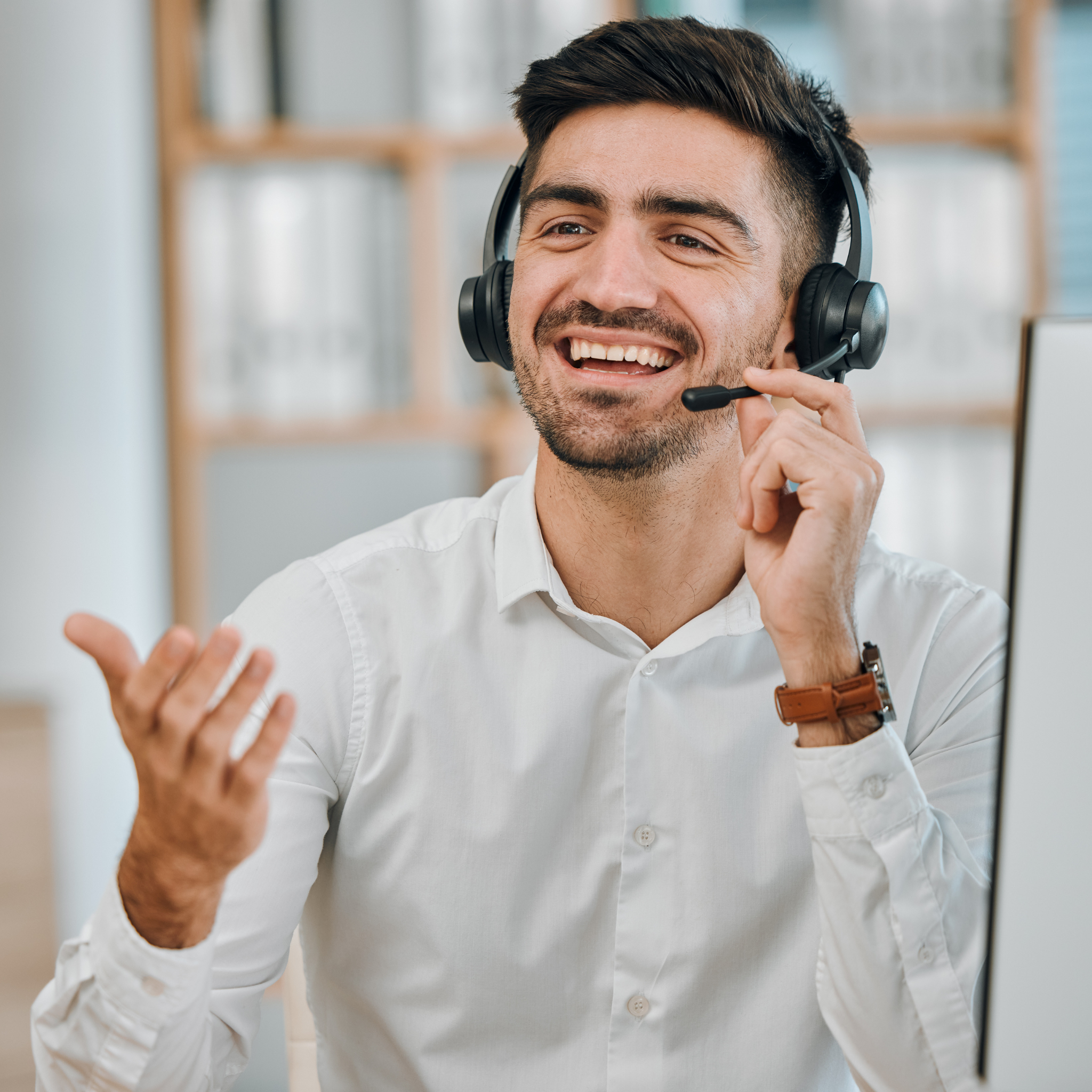 Freundlicher Kundenberater im Callcenter von Gartenstahl mit Headset am Schreibtisch – Telefonzentrale für Beratung und Service.