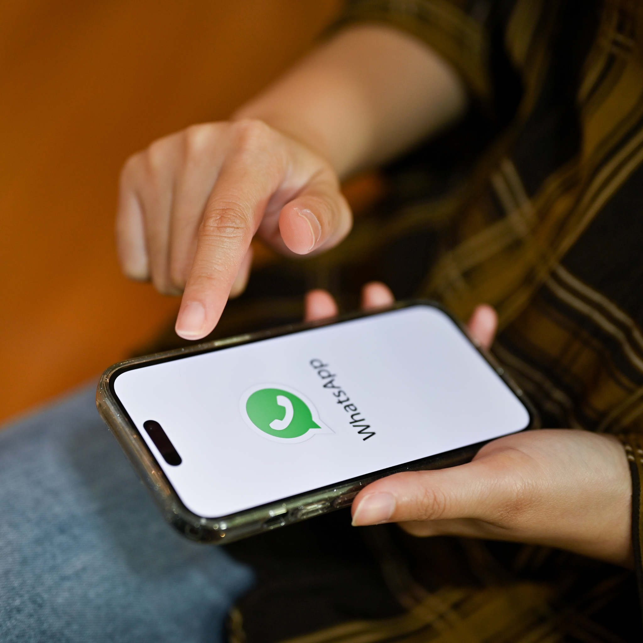 Kundin nutzt WhatsApp auf dem Smartphone, um den Gartenstahl Kundenservice zu kontaktieren – moderner, direkter Support per Messenger-App.