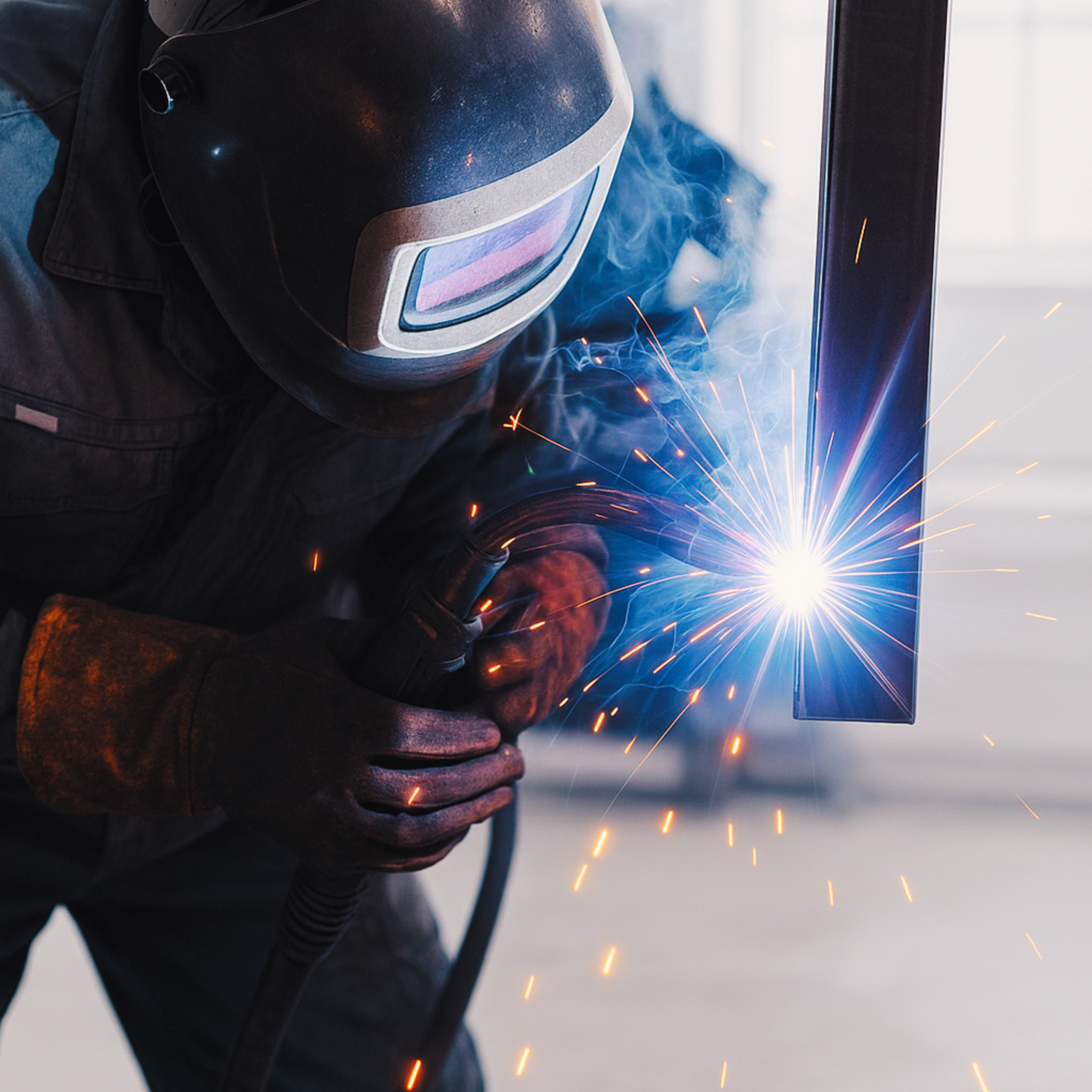 Handwerker beim Schweißen von Cortenstahl – präzise Metallverarbeitung für Gartenstahl-Produkte, Pflanzkübel und hochwertige Outdoor-Designlösungen.